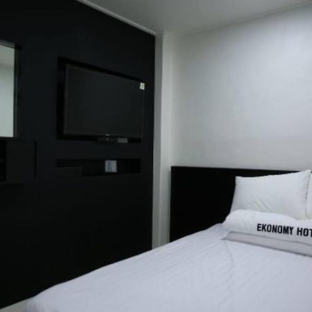 Ekonomy Hotel Gumi Екстериор снимка