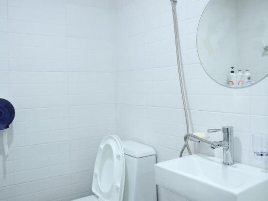 Ekonomy Hotel Gumi Екстериор снимка