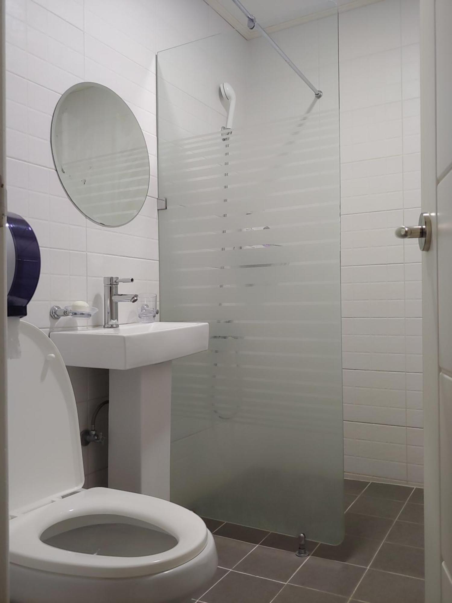 Ekonomy Hotel Gumi Екстериор снимка