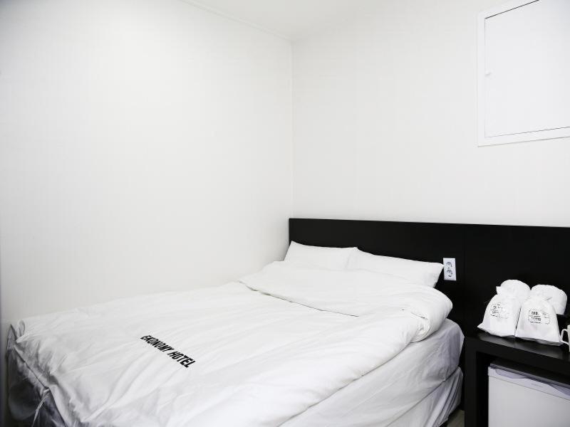 Ekonomy Hotel Gumi Екстериор снимка