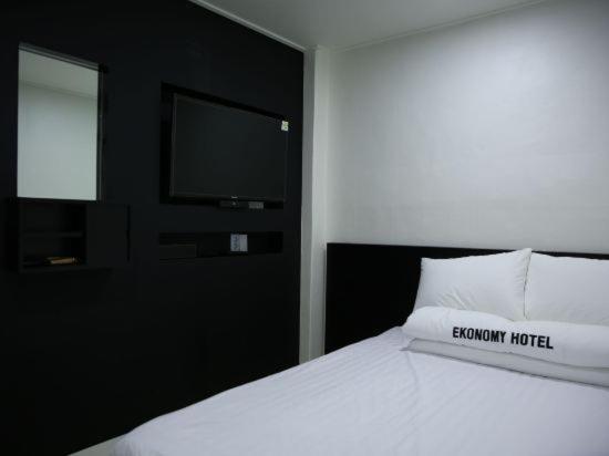Ekonomy Hotel Gumi Екстериор снимка