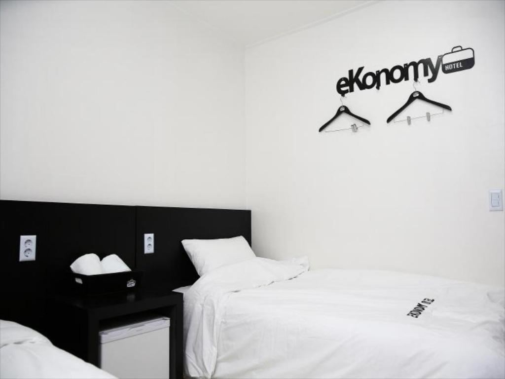 Ekonomy Hotel Gumi Екстериор снимка