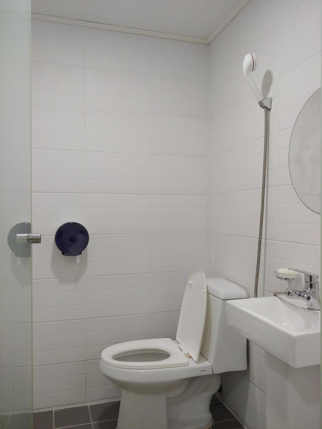 Ekonomy Hotel Gumi Екстериор снимка