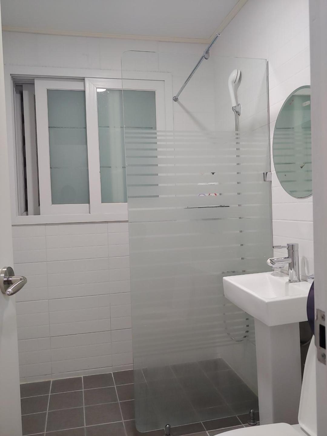 Ekonomy Hotel Gumi Екстериор снимка