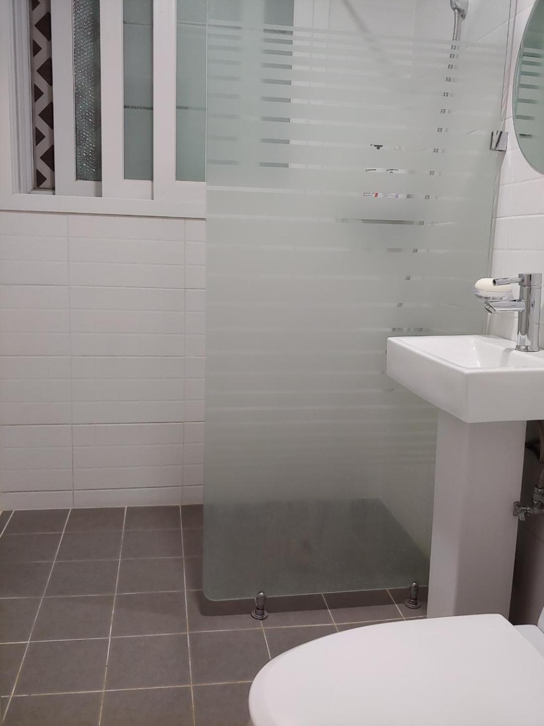 Ekonomy Hotel Gumi Екстериор снимка